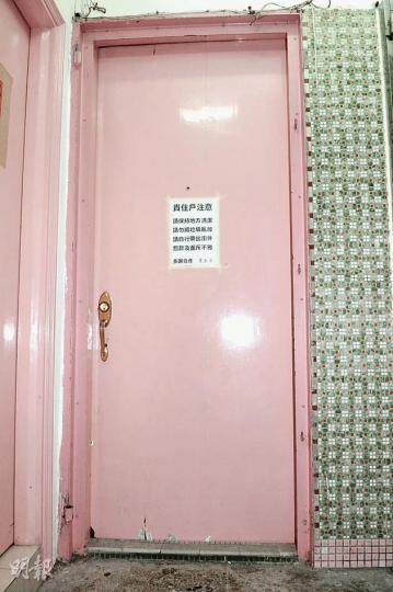 一對年輕男女3天前租住上水的劏房單位,詎料遺下嬰兒後不知所終。(衛永康攝) 一對年輕男女3天前租住上水的劏房單位,詎料遺下嬰兒後不知所終。(衛永康攝)