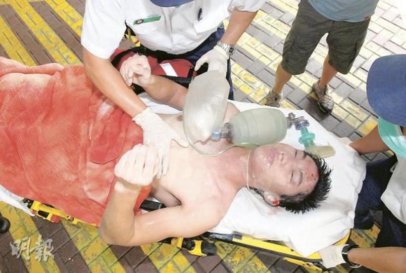 遇溺男子被脫去衣物施救,他送院時雙手僵硬、口吐白沫,最終不治。(雲錦鋒攝) 遇溺男子被脫去衣物施救,他送院時雙手僵硬、口吐白沫,最終不治。(雲錦鋒攝)