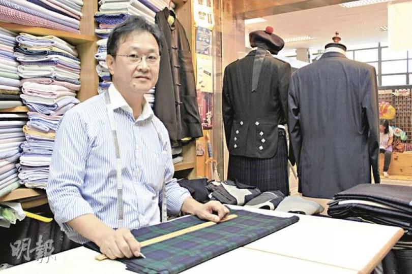 在中環街市經營洋服店17年的阮先生,對地政總署即時終止租約感到不滿,指洋服製作需時,現時手頭上訂單至少要兩三個月才可起貨,不知道如何向顧客交代。(李紹昌攝) 在中環街市經營洋服店17年的阮先生,對地政總署即時終止租約感到不滿,指洋服製作需時,現時手頭上訂單至少要兩三個月才可起貨,不知道如何向顧客交代。(李紹昌攝)