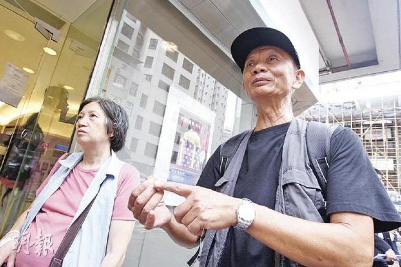 手持現值數十萬元港交所和匯控股份的曾氏夫婦憶述,昨日午飯時初知道兩股「停牌」消息,即時「嚇到腳軟」,擔心養老積蓄面臨虧損。(李紹昌攝) 手持現值數十萬元港交所和匯控股份的曾氏夫婦憶述,昨日午飯時初知道兩股「停牌」消息,即時「嚇到腳軟」,擔心養老積蓄面臨虧損。(李紹昌攝)