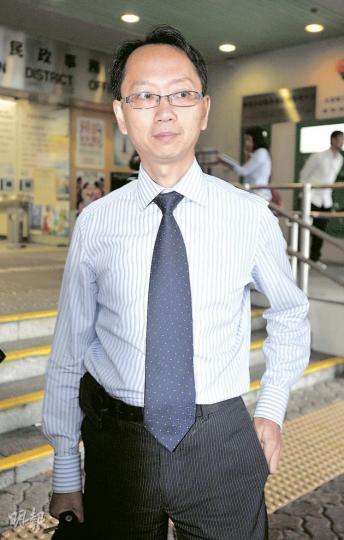 加入屋宇署16年、月入近8萬元的測量師尹志威,曾任職樓宇部,負責檢查樓宇安全和處理市民投訴,塌樓事發前兩個月已調任到拓展部。(李澤彤攝)月薪近6萬元、畢業6年的屋宇署測量師黃婉雯(中),事發前先後兩次到大廈視察,都是只憑目測外牆作判斷。(胡學能攝) 加入屋宇署16年、月入近8萬元的測量師尹志威,曾任職樓宇部,負責檢查樓宇安全和處理市民投訴,塌樓事發前兩個月已調任到拓展部。(李澤彤攝)月薪近6萬元、畢業6年的屋宇署測量師黃婉雯(中),事發前先後兩次到大廈視察,都是只憑目測外牆作判斷。(胡學能攝)