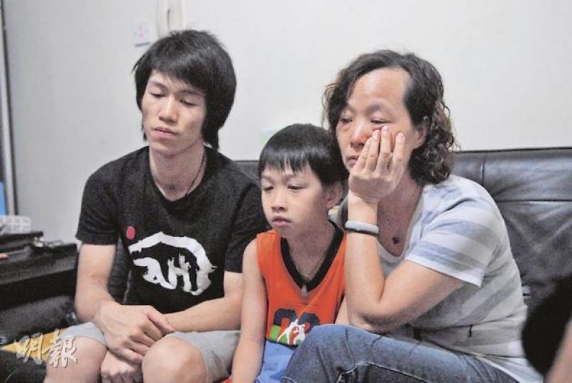 梁旺強為家中經濟支柱,支撐一家四口生活開支,右起為死者兒子、女兒及妻子。(鍾炳然攝) 梁旺強為家中經濟支柱,支撐一家四口生活開支,右起為死者兒子、女兒及妻子。(鍾炳然攝)