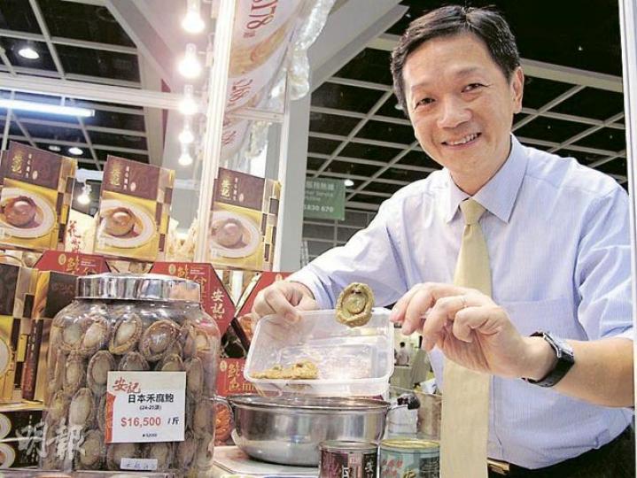安記海味總經理潘權輝表示,今日會向市民派出1000隻熱騰騰的即食罐頭鮑,早上10時開始,先到先得。(余卓善攝) 安記海味總經理潘權輝表示,今日會向市民派出1000隻熱騰騰的即食罐頭鮑,早上10時開始,先到先得。(余卓善攝)