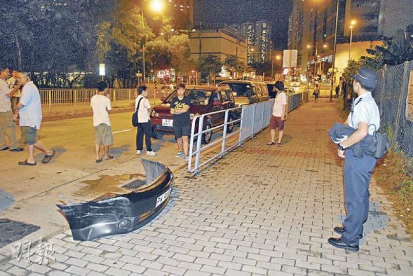 瘋狂駕駛私家車把數輛停在燈位的私家車撞開駛走,遺下車頭泵把和車牌。(鍾炳然攝)在石排頭路燈口停下的小巴被撞至泵把飛脫。(鍾炳然攝)在鳴琴路遭瘋狂駕駛私家車倒車撞毁的交通鐵馬,頭燈爆裂座椅飛脫橫亘路中。(鍾炳然攝)在鳴琴路寶田邨對開被撞的巴士車尾位置損毁,現場遺下一個私家車倒後鏡。(鍾炳然攝)涉案車輛撞向倔頭路車場辦公室始停下,司機逃去無蹤。(鍾炳然攝) 瘋狂駕駛私家車把數輛停在燈位的私家車撞開駛走,遺下車頭泵把和車牌。(鍾炳然攝)在石排頭路燈口停下的小巴被撞至泵把飛脫。(鍾炳然攝)在鳴琴路遭瘋狂駕駛私家車倒車撞毁的交通鐵馬,頭燈爆裂座椅飛脫橫亘路中。(鍾炳然攝)在鳴琴路寶田邨對開被撞的巴士車尾位置損毁,現場遺下一個私家車倒後鏡。(鍾炳然攝)涉案車輛撞向倔頭路車場辦公室始停下,司機逃去無蹤。(鍾炳然攝)