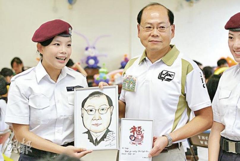 警務處長曾偉雄昨日出席少年警訊滅罪夏令營時指出,警隧接連發生資料外泄事件,反映警隊新一代資訊保安敏感度不足。他昨獲贈卡通肖像,笑言肖像和「10年前的他」較相像。(郭慶輝攝) 警務處長曾偉雄昨日出席少年警訊滅罪夏令營時指出,警隧接連發生資料外泄事件,反映警隊新一代資訊保安敏感度不足。他昨獲贈卡通肖像,笑言肖像和「10年前的他」較相像。(郭慶輝攝)