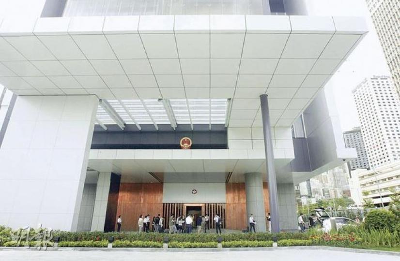 行政長官辦公室搬進添馬艦新政府總部辦公,3名記者進入了特首辦大樓內,一度遭警方以企圖爆竊罪拘捕,後來才撤銷拘捕。圖為新特首辦正門。 (鄧宗弘攝)(明報製圖)(明報製圖) 行政長官辦公室搬進添馬艦新政府總部辦公,3名記者進入了特首辦大樓內,一度遭警方以企圖爆竊罪拘捕,後來才撤銷拘捕。圖為新特首辦正門。 (鄧宗弘攝)(明報製圖)(明報製圖)