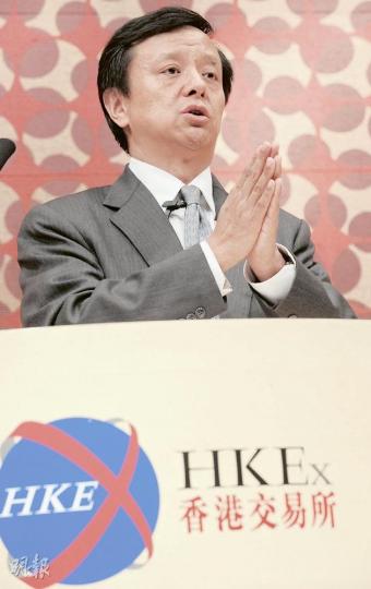 港交所行政總裁李小加說，對於有散戶因7隻股票及419隻衍生工具前日停牌半天不能買賣而蒙受損失，感到遺憾，並形容停牌是痛苦決定，但對於有散戶認為港交所有責任賠償，他未有正面回應。（劉焌陶攝）