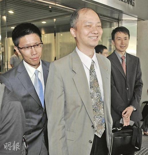 屋宇署署理高級測量師鄺偉倫(左),負責簽發去年1月13日向45J業主發出的大廈維修令。負責蒐證及化驗的政府化驗所黃大偉(中)和鍾偉華(右)昨亦有作供。(余俊亮攝)屋宇署高級結構工程師鍾金賢(圖)表示,承建商朱偉榮可能需要為造成塌樓事故負責。(胡學能攝) 屋宇署署理高級測量師鄺偉倫(左),負責簽發去年1月13日向45J業主發出的大廈維修令。負責蒐證及化驗的政府化驗所黃大偉(中)和鍾偉華(右)昨亦有作供。(余俊亮攝)屋宇署高級結構工程師鍾金賢(圖)表示,承建商朱偉榮可能需要為造成塌樓事故負責。(胡學能攝)