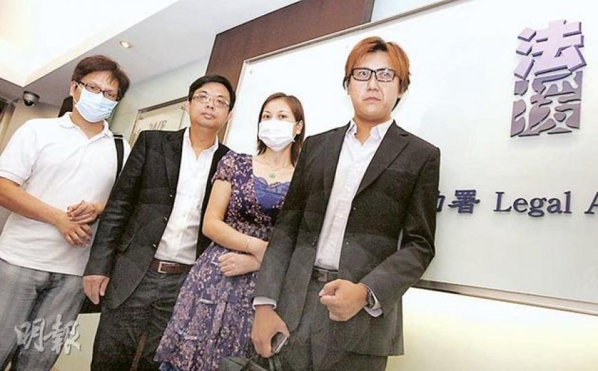 馬尼拉人質事件傷者陳國柱(左一)、易小玲(右二)和殉職領導謝廷駿胞兄謝志堅(右一),昨日在立法會議員涂謹申(左二)陪同下到法律援助署申請法援,擬在港控告菲律賓政府。(李紹昌攝) 馬尼拉人質事件傷者陳國柱(左一)、易小玲(右二)和殉職領導謝廷駿胞兄謝志堅(右一),昨日在立法會議員涂謹申(左二)陪同下到法律援助署申請法援,擬在港控告菲律賓政府。(李紹昌攝)