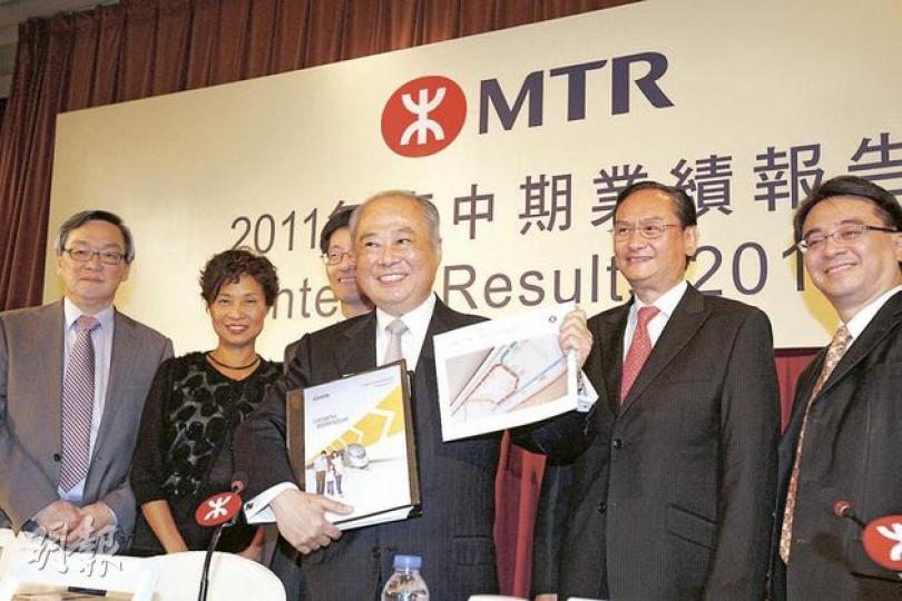 今年退休的港鐵行政總裁周松崗(右三)在業績公布臨結束時,感嘆03年發表其首份業績報告當中提及的大計已一一實現,笑言在鐵路百年事業中只是搭了數站,下一站會踏上退休之路,但會考慮出任公職。(李紹昌攝)(明報製圖) 今年退休的港鐵行政總裁周松崗(右三)在業績公布臨結束時,感嘆03年發表其首份業績報告當中提及的大計已一一實現,笑言在鐵路百年事業中只是搭了數站,下一站會踏上退休之路,但會考慮出任公職。(李紹昌攝)(明報製圖)