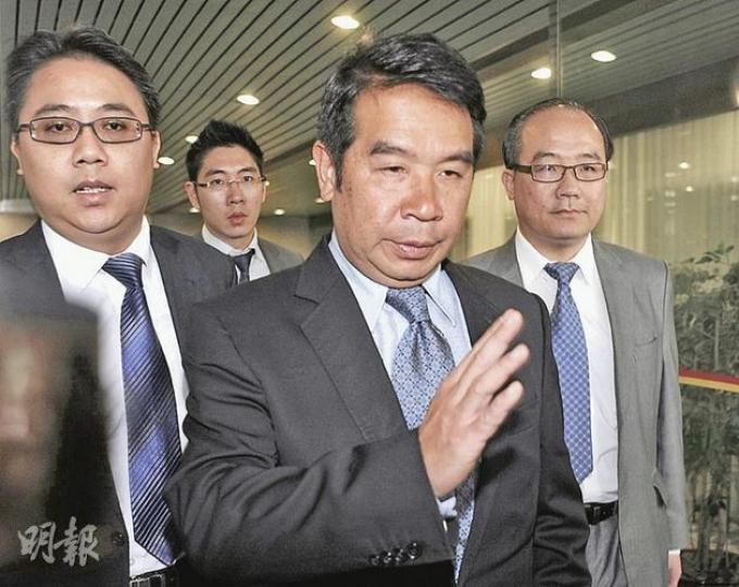 伯明翰班主楊家誠(右二)被控洗黑錢7.2億元昨日再提訊,其離港申請被否決,案件將轉介區院答辯。(余俊亮攝) 伯明翰班主楊家誠(右二)被控洗黑錢7.2億元昨日再提訊,其離港申請被否決,案件將轉介區院答辯。(余俊亮攝)