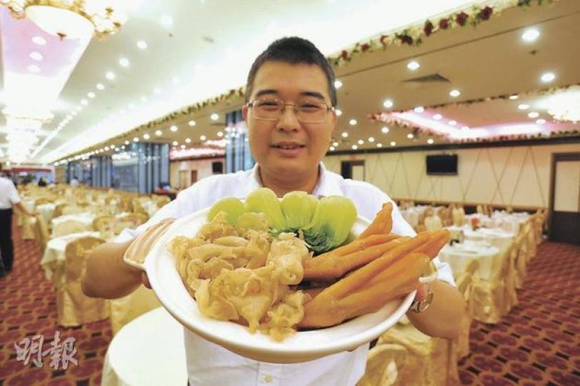 德馨苑海鮮酒家集團推出38元的花膠鵝掌煲,行政總監鄭旭光表示,會將優惠期延至8月尾,吸引人流生意。(葉漢華攝) 德馨苑海鮮酒家集團推出38元的花膠鵝掌煲,行政總監鄭旭光表示,會將優惠期延至8月尾,吸引人流生意。(葉漢華攝)