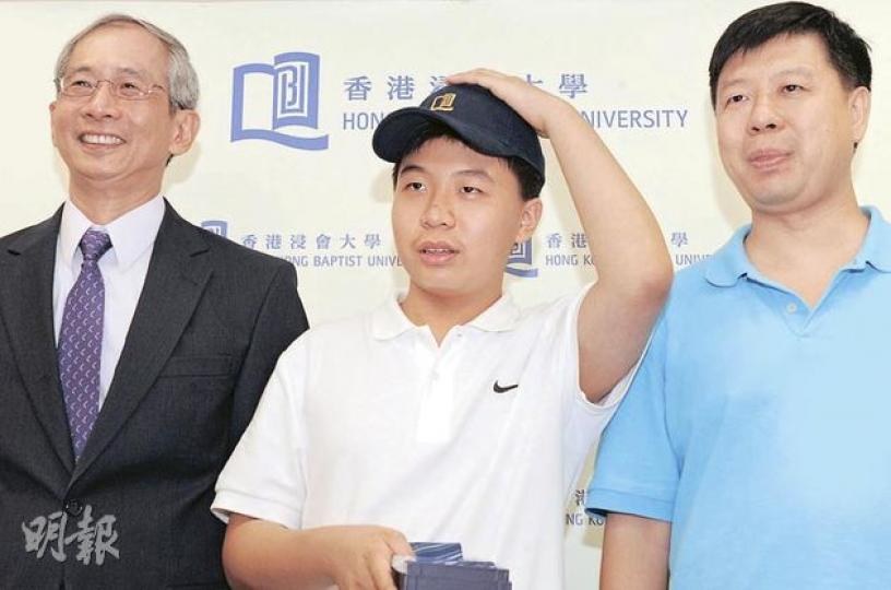 沈詩鈞(中)修畢雙學位課程,由浸大署理校長陸大章(左)贈送校帽及領帶作紀念品,右為父沈振雄。 (劉焌陶攝) 沈詩鈞(中)修畢雙學位課程,由浸大署理校長陸大章(左)贈送校帽及領帶作紀念品,右為父沈振雄。 (劉焌陶攝)