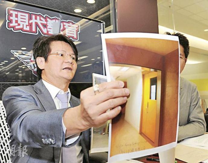 現代教育主席吳錦倫(Ken Sir)昨晚向記者展示除「現代教育(香港)有限公司」外、同遭頒發限制令的3間公司外貌,他指現代教育和這3間公司均毫無關連。(劉焌陶攝) 現代教育主席吳錦倫(Ken Sir)昨晚向記者展示除「現代教育(香港)有限公司」外、同遭頒發限制令的3間公司外貌,他指現代教育和這3間公司均毫無關連。(劉焌陶攝)