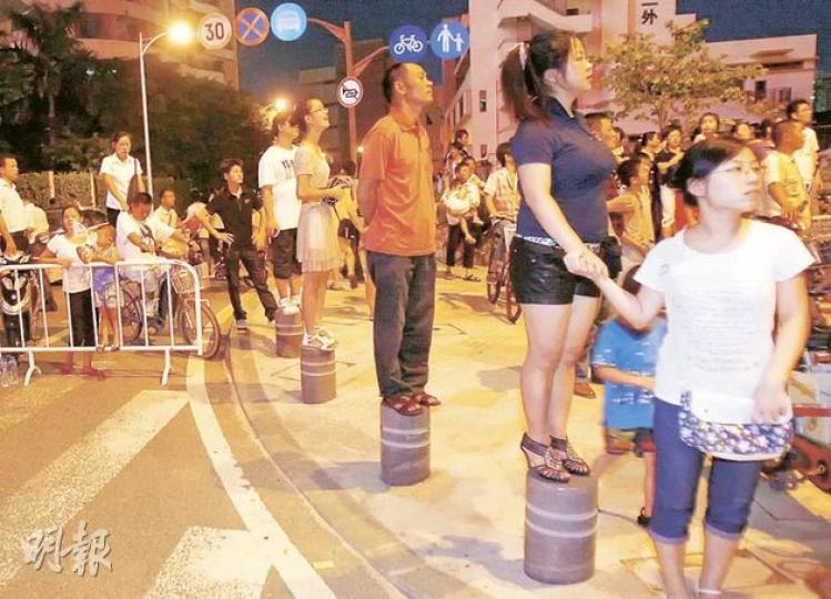 世大運場館外市民聚集遙遠觀看,但開場後發現完全看不到,很多都失望而回。(林振東攝) 世大運場館外市民聚集遙遠觀看,但開場後發現完全看不到,很多都失望而回。(林振東攝)