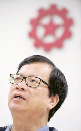 工聯會會長鄭耀棠表明不會將工聯會發展成工黨,因為不少市民對政黨不信任,認為「講多過做、無句真」。他又認為,工聯會參選並不會分薄建制陣營的選票,反而可以開拓新票源。(余俊亮攝) 工聯會會長鄭耀棠表明不會將工聯會發展成工黨,因為不少市民對政黨不信任,認為「講多過做、無句真」。他又認為,工聯會參選並不會分薄建制陣營的選票,反而可以開拓新票源。(余俊亮攝)