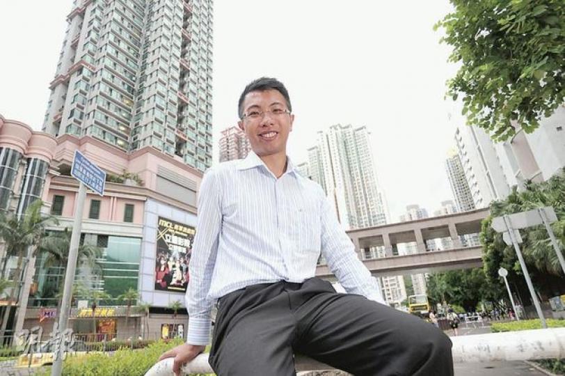 23歲的「新民主同盟」社區主任鍾錦麟坦言,因為該黨資源不足,工作比在民主黨「辛苦好多」,但他十分珍惜這歷練的機會。(葉漢華攝) 23歲的「新民主同盟」社區主任鍾錦麟坦言,因為該黨資源不足,工作比在民主黨「辛苦好多」,但他十分珍惜這歷練的機會。(葉漢華攝)