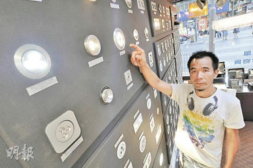 政府將計劃強制停售25瓦或以上的鎢絲燈,經營燈飾店10多年的季先生表示歡迎。他手指着LED燈,說它是大勢所趨。(葉漢華攝)(明報製圖) 政府將計劃強制停售25瓦或以上的鎢絲燈,經營燈飾店10多年的季先生表示歡迎。他手指着LED燈,說它是大勢所趨。(葉漢華攝)(明報製圖)