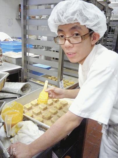 輕度弱智的阿希,在樂道坊工作2年多,負責烘焙月餅,他表示希望日後可自立開店做老闆。(陳曉欣攝) 輕度弱智的阿希,在樂道坊工作2年多,負責烘焙月餅,他表示希望日後可自立開店做老闆。(陳曉欣攝)