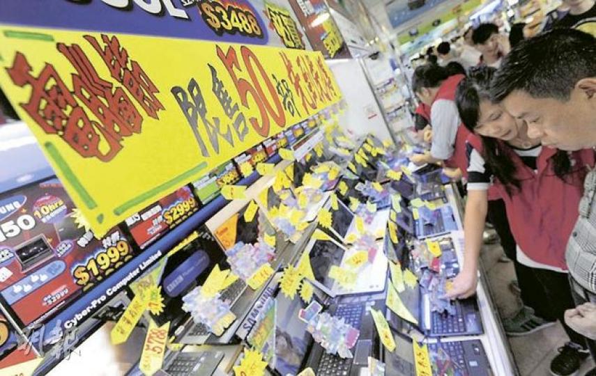 「深水埗•灣仔腦場夏日電腦節2011」昨開幕,主辦單位為了刺激消費,臨時加推多款1元特價貨品,包括手機充電器、USB風扇和無線上網Router等。(余俊亮攝) 「深水埗•灣仔腦場夏日電腦節2011」昨開幕,主辦單位為了刺激消費,臨時加推多款1元特價貨品,包括手機充電器、USB風扇和無線上網Router等。(余俊亮攝)