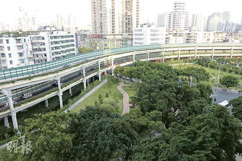 胡總廣東之行會到東濠涌洗手潑水,東濠涌(下層)沿着立交橋(上層)下而行,以環境改善工程聞名。(明報記者攝) 胡總廣東之行會到東濠涌洗手潑水,東濠涌(下層)沿着立交橋(上層)下而行,以環境改善工程聞名。(明報記者攝)