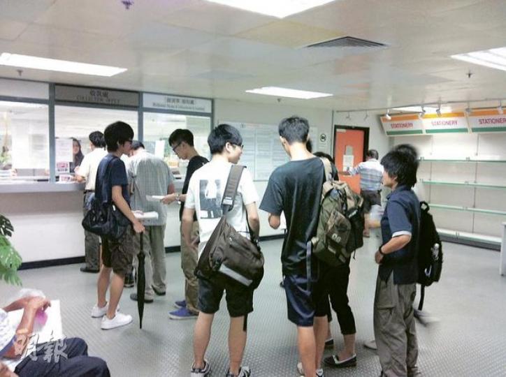 日前的拍賣會有大學生和「高登仔」參與。(明報記者攝) 日前的拍賣會有大學生和「高登仔」參與。(明報記者攝)