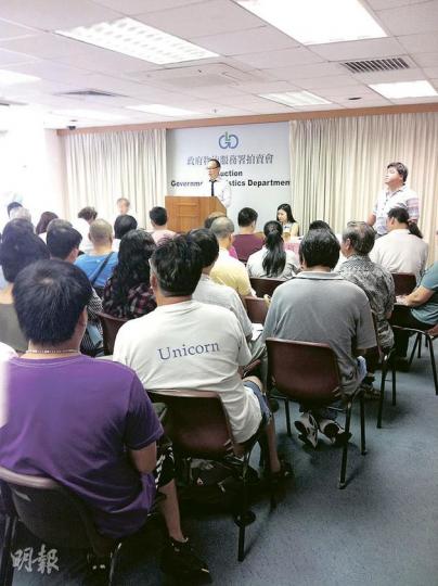 政府物流服務署3日前舉行充公物品拍賣會，吸引不少水貨客和「收買佬」出席，設在閣樓的會議廳座無虛席，不少水貨客與拍賣官「見慣見熟」，競投者對投標規矩非常熟悉。（明報記者攝）
