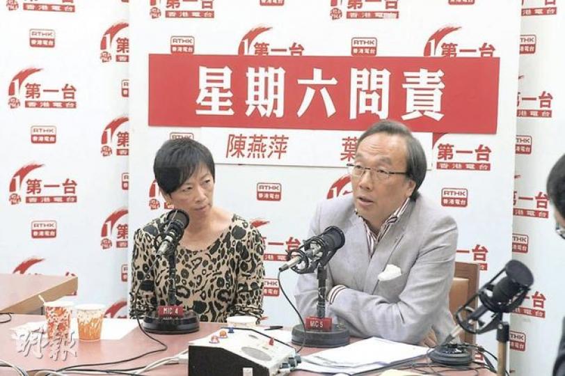 公民黨梁家傑(右)認為,目前《入境條例》設下的四大關卡讓入境處長有足夠權力阻截外傭申請為永久居民,但有入境處人員直言實際運作上阻截的功用不大。左為自由黨周梁淑怡。(陳淑安攝) 公民黨梁家傑(右)認為,目前《入境條例》設下的四大關卡讓入境處長有足夠權力阻截外傭申請為永久居民,但有入境處人員直言實際運作上阻截的功用不大。左為自由黨周梁淑怡。(陳淑安攝)