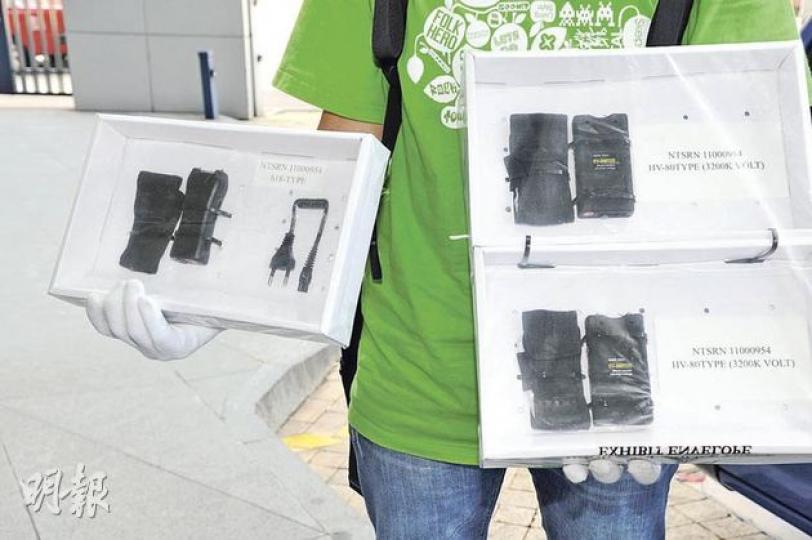 警方檢獲的3支電槍,標貼寫有3200K VOLT,即320萬伏特,直接電擊僅3秒便能奪命。(衛永康攝)43歲客貨車司機涉嫌藏有殺傷力極強大的電槍被捕。(衛永康攝) 警方檢獲的3支電槍,標貼寫有3200K VOLT,即320萬伏特,直接電擊僅3秒便能奪命。(衛永康攝)43歲客貨車司機涉嫌藏有殺傷力極強大的電槍被捕。(衛永康攝)