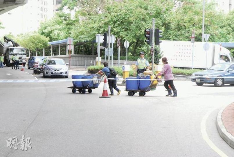 發生車禍的路口並無行人過路線,但因行人隧道斜路較難行,車禍後仍有魚販推着載了海水和魚的手推車過路,警員雖出言斥責,但亦酌情放行。(何朝財攝) 發生車禍的路口並無行人過路線,但因行人隧道斜路較難行,車禍後仍有魚販推着載了海水和魚的手推車過路,警員雖出言斥責,但亦酌情放行。(何朝財攝)