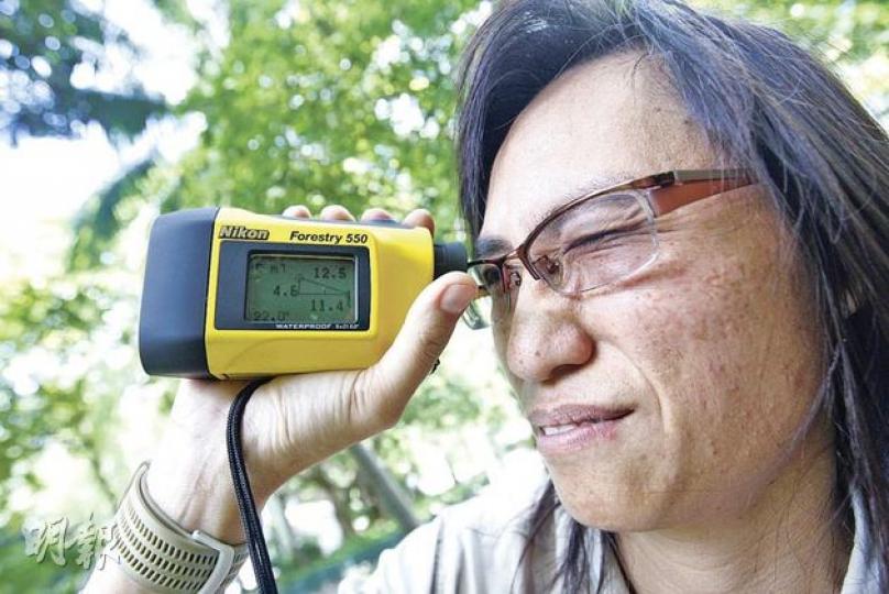 《驗樹三步曲》一、康文署樹隊職員帶備儀器,包括細膠槌、望遠鏡、尺、相機、高度測量器(圖)等,為樹木作初步檢驗和紀錄。職員其後會填寫表格,將有問題需要修護部分記下。(李紹昌攝)二、樹隊的爬樹專家會根據已知的枯枝或修補位置「上樹」作修剪或護理,途中亦會檢視樹木狀况。一般修護時必須至少有2名職員在場,一人在樹下負責行人和樹上職員的安全。(李紹昌攝)三、部分樹木或會出現「新傷口」,需即時或記錄處理,職員會把視察到的樹洞及受感染地方用相機拍下,方便署方職員記錄。(李紹昌攝) 《驗樹三步曲》一、康文署樹隊職員帶備儀器,包括細膠槌、望遠鏡、尺、相機、高度測量器(圖)等,為樹木作初步檢驗和紀錄。職員其後會填寫表格,將有問題需要修護部分記下。(李紹昌攝)二、樹隊的爬樹專家會根據已知的枯枝或修補位置「上樹」作修剪或護理,途中亦會檢視樹木狀况。一般修護時必須至少有2名職員在場,一人在樹下負責行人和樹上職員的安全。(李紹昌攝)三、部分樹木或會出現「新傷口」,需即時或記錄處理,職員會把視察到的樹洞及受感染地方用相機拍下,方便署方職員記錄。(李紹昌攝)