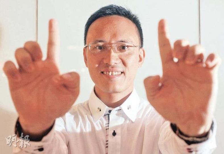 義務擔任寶芝林李燦窩體育學會主席的蘇志剛認為,做義工毋須花很多時間,他沒有打麻將和唱K,餘下來的時間足夠用來教功夫。(余俊亮攝) 義務擔任寶芝林李燦窩體育學會主席的蘇志剛認為,做義工毋須花很多時間,他沒有打麻將和唱K,餘下來的時間足夠用來教功夫。(余俊亮攝)