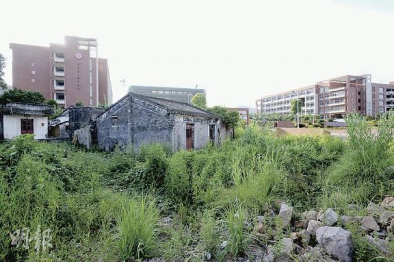 中山市政府徵收五桂山的村地來興建廣東理工職業學院(後方兩邊啡色的建築物),首期工程現已建成,當局欲收回前方的村屋等一帶土地,以便作第二期工程。中間的村屋屬張家排村村民,因安置和補償不善,拒絕遷出祖屋。(何家達攝)港澳居民陳少權(右)的八旬祖母,被捲入拆遷風波,除了面對逼遷,更被控告拒絕遷走,陳少權與其他親友為她代理訴訟,商討出庭時的應對方案。(何家達攝) 中山市政府徵收五桂山的村地來興建廣東理工職業學院(後方兩邊啡色的建築物),首期工程現已建成,當局欲收回前方的村屋等一帶土地,以便作第二期工程。中間的村屋屬張家排村村民,因安置和補償不善,拒絕遷出祖屋。(何家達攝)港澳居民陳少權(右)的八旬祖母,被捲入拆遷風波,除了面對逼遷,更被控告拒絕遷走,陳少權與其他親友為她代理訴訟,商討出庭時的應對方案。(何家達攝)