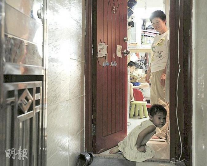 持雙程證的楊女士一家四口家庭月入約10,000元,現居於長沙灣一個140方呎劏房。近月業主把7月租金調高至4500元,2年內加租33%,她不願意屈服,故暫時不交租,希望有轉機。(何家達攝) 持雙程證的楊女士一家四口家庭月入約10,000元,現居於長沙灣一個140方呎劏房。近月業主把7月租金調高至4500元,2年內加租33%,她不願意屈服,故暫時不交租,希望有轉機。(何家達攝)