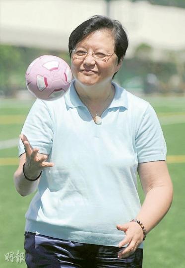 全國人大常委范徐麗泰昨出席「無家者世界盃」港隊授旗禮,兩度回應特首選舉,指出行政管治經驗有勝於無。(余俊亮攝) 全國人大常委范徐麗泰昨出席「無家者世界盃」港隊授旗禮,兩度回應特首選舉,指出行政管治經驗有勝於無。(余俊亮攝)