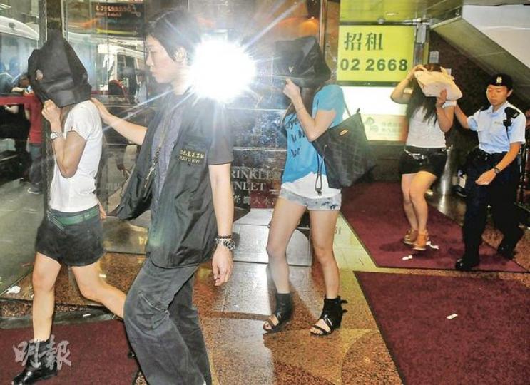 警方在尖沙嘴兩間樓上酒吧搗破「毒品派對」,多名女子涉嫌販毒或管有危險藥物而被捕。(蔡方山攝) 警方在尖沙嘴兩間樓上酒吧搗破「毒品派對」,多名女子涉嫌販毒或管有危險藥物而被捕。(蔡方山攝)