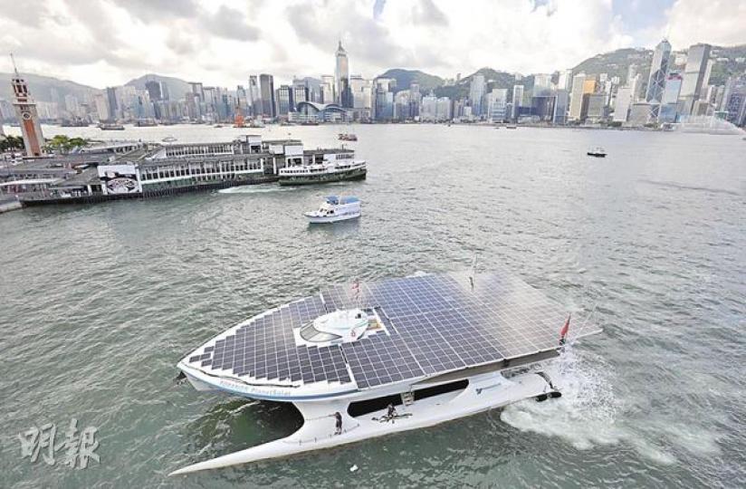 可再生能源 PlanetSolar在船頂鋪設了500多平方米的太陽能板,並配備了72枚鋰電,儲電量足夠在完全黑暗的環境下航行近3天。香港是其環球之旅的第12站,整項旅程預計在2012年5月完結,終點是蘇彝士運河。(李澤彤攝)瑞士探險家兼旅程發起人Raphael Domjan(左)表示,對將來再生能源的發展感樂觀。右為船長Erwann Le Rouzic。(李澤彤攝) 可再生能源 PlanetSolar在船頂鋪設了500多平方米的太陽能板,並配備了72枚鋰電,儲電量足夠在完全黑暗的環境下航行近3天。香港是其環球之旅的第12站,整項旅程預計在2012年5月完結,終點是蘇彝士運河。(李澤彤攝)瑞士探險家兼旅程發起人Raphael Domjan(左)表示,對將來再生能源的發展感樂觀。右為船長Erwann Le Rouzic。(李澤彤攝)