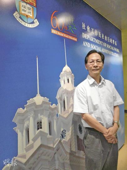 市區更新基金有限公司董事會主席梁祖彬,在香港大學任教社會工作學逾35年,直言自己在大學半退休,只教學不參與行政工作,希望可繼續參與社區發展。(鄭穎瑩攝) 市區更新基金有限公司董事會主席梁祖彬,在香港大學任教社會工作學逾35年,直言自己在大學半退休,只教學不參與行政工作,希望可繼續參與社區發展。(鄭穎瑩攝)