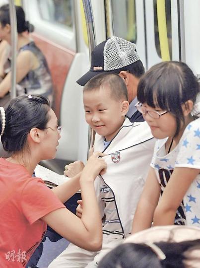 環保觸覺一項調查發現,市區多個地點空調過冷,當中包括港鐵西鐵線。記者昨日在車廂內觀察,有家長上車後亦為子女穿上外套。(李澤彤攝) 環保觸覺一項調查發現,市區多個地點空調過冷,當中包括港鐵西鐵線。記者昨日在車廂內觀察,有家長上車後亦為子女穿上外套。(李澤彤攝)