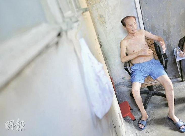 72歲岑伯退休後遷入馬頭圍道一天台單位,至今逾10年,業主從沒修葺,但他指無從擔心,「我們這些窮人家,有錢當然想住別墅,不會住舊樓啦!」(李澤彤攝) 72歲岑伯退休後遷入馬頭圍道一天台單位,至今逾10年,業主從沒修葺,但他指無從擔心,「我們這些窮人家,有錢當然想住別墅,不會住舊樓啦!」(李澤彤攝)