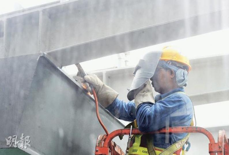 連接金鐘海富中心和新政府總部的行人天橋,被本報揭發有部分接駁位未有按圖則進行全焊。昨日有工人在涉及偷工的焊接位再燒焊。(劉焌陶攝) 連接金鐘海富中心和新政府總部的行人天橋,被本報揭發有部分接駁位未有按圖則進行全焊。昨日有工人在涉及偷工的焊接位再燒焊。(劉焌陶攝)