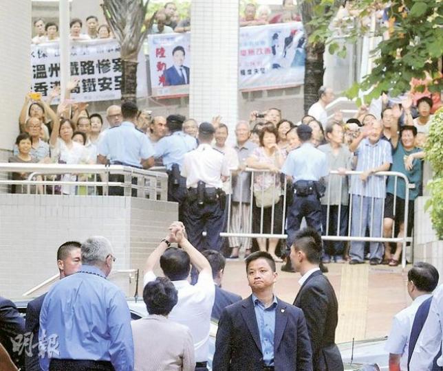 國務院副總理李克強(白衫背向者)參觀何文田房委會總部後,主動向在旁圍觀的街坊揮手,遠方剛巧掛上民協馮檢基有關關注溫州鐵路慘案的橫額。(李澤彤攝)家住麗港城、身穿「平反六四」T恤的黃先生(中)昨日在國務院副總理李克強進入屋苑家訪後,在平台現身,隨即被多名相信是便衣警員拉走,他對此表示極度不滿,在混亂中手部受傷。(李紹昌攝)李克強出入的地方保安極為嚴密,負責採訪的記者,其隨身物品及器材也要被警方檢查。(李澤彤攝)何文田邨居民馮先生表示,曾向警員表明自己是住客,但不獲放行,結果他要在邨內呆等45分鐘始 國務院副總理李克強(白衫背向者)參觀何文田房委會總部後,主動向在旁圍觀的街坊揮手,遠方剛巧掛上民協馮檢基有關關注溫州鐵路慘案的橫額。(李澤彤攝)家住麗港城、身穿「平反六四」T恤的黃先生(中)昨日在國務院副總理李克強進入屋苑家訪後,在平台現身,隨即被多名相信是便衣警員拉走,他對此表示極度不滿,在混亂中手部受傷。(李紹昌攝)李克強出入的地方保安極為嚴密,負責採訪的記者,其隨身物品及器材也要被警方檢查。(李澤彤攝)何文田邨居民馮先生表示,曾向警員表明自己是住客,但不獲放行,結果他要在邨內呆等45分鐘始