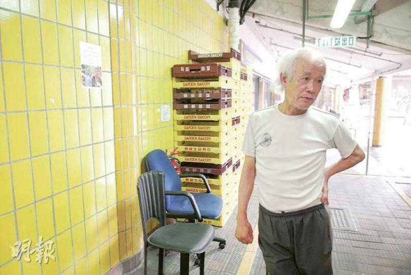紙紮店東主鍾先生表示,失蹤的劉婆婆當日到其店購買神主牌時,說話清晰有條理。(梁婉珊攝)劉婆婆的家人昨於東頭邨及附近的美東邨一帶貼滿尋人告示。(梁婉珊攝) 紙紮店東主鍾先生表示,失蹤的劉婆婆當日到其店購買神主牌時,說話清晰有條理。(梁婉珊攝)劉婆婆的家人昨於東頭邨及附近的美東邨一帶貼滿尋人告示。(梁婉珊攝)