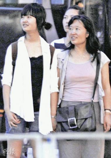 來自湖北的恭女士(右)昨表示,不知酒店未領牌,昨天與女兒首日入住。(何家達攝) 來自湖北的恭女士(右)昨表示,不知酒店未領牌,昨天與女兒首日入住。(何家達攝)