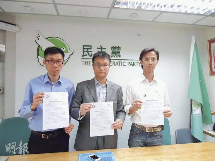 民主黨經濟小組召集人馮煒光(中)表示,62%受訪市民認為政府要重新研究聯繫匯率。另外兩人為小組成員袁海文(左)及柯耀林(右)。(葉浩霖攝) 民主黨經濟小組召集人馮煒光(中)表示,62%受訪市民認為政府要重新研究聯繫匯率。另外兩人為小組成員袁海文(左)及柯耀林(右)。(葉浩霖攝)