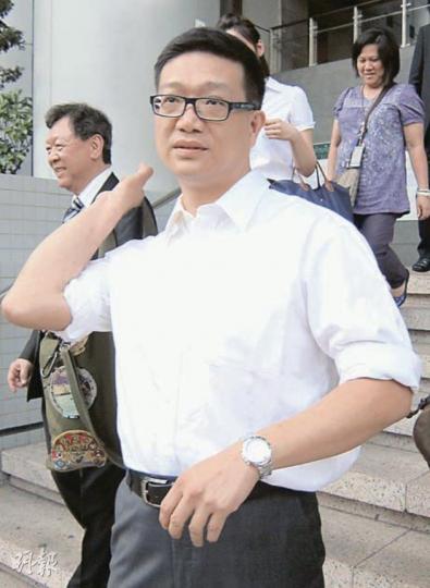 被控騙取44萬元的謝繼昌否認12項控罪，昨由代表律師陪同離庭。（林綺琪攝）