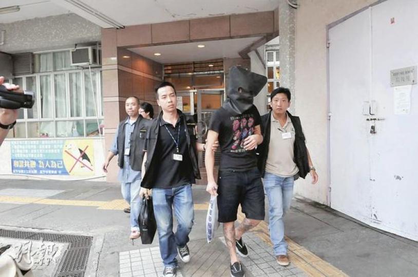 新界北警方昨日採取反毒品行動，其間帶同一被捕疑犯到其富亨邨寓所搜查。（林錫禮攝）
