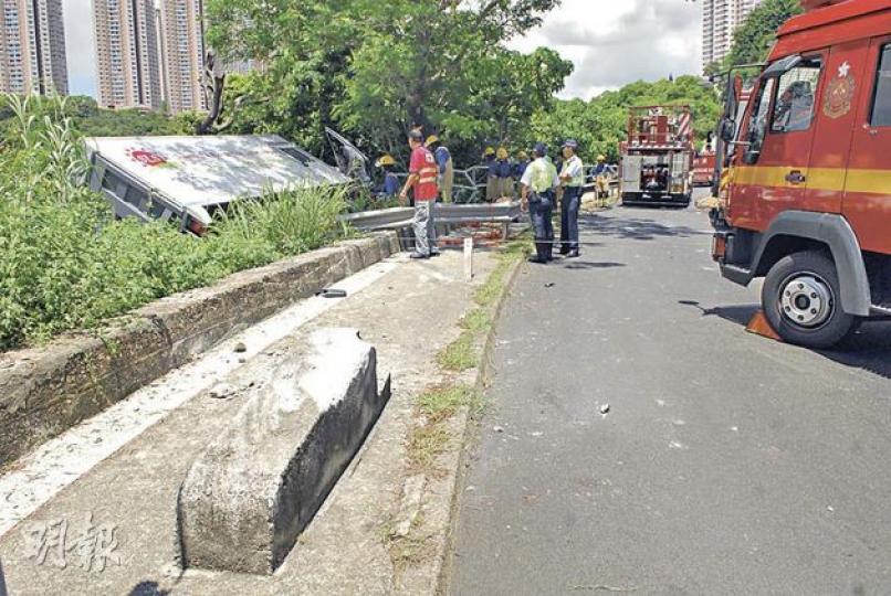 5.5噸重貨車撞毁石壆後翻落山坡,雖被樹幹及草叢阻擋,但仍有墜山危險,消防員需封路拯救。(梁琬珊攝)貨車翻落山坡後懸在半空(紅圈示),對下百米是九華徑舊村,下墜恐造成嚴重傷亡,故40名村民需緊急疏散。(梁琬珊攝) 5.5噸重貨車撞毁石壆後翻落山坡,雖被樹幹及草叢阻擋,但仍有墜山危險,消防員需封路拯救。(梁琬珊攝)貨車翻落山坡後懸在半空(紅圈示),對下百米是九華徑舊村,下墜恐造成嚴重傷亡,故40名村民需緊急疏散。(梁琬珊攝)