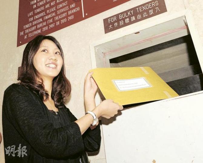 雖然近日環球股市再現不穩,加上多幅靚地如南昌站上蓋亦於下月招標,但無阻發展商積極入標競投油街地王,該地共接獲六份標書。圖為恒基代表入標。(劉焌陶攝) 雖然近日環球股市再現不穩,加上多幅靚地如南昌站上蓋亦於下月招標,但無阻發展商積極入標競投油街地王,該地共接獲六份標書。圖為恒基代表入標。(劉焌陶攝)