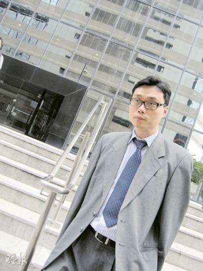 廉署指毒販麥偉強在見面時跟被告林冠樺(圖)提及:「1000蚊可賺2000蚊美金……一過手賣17萬」。控方毒品專家指出,2007年「冰」毒的成本價為逾7000元,市價則是20萬元1公斤,而每賣5至10公斤,則每公斤約15至17萬元,說法跟麥所指的脗合。(黃景怡攝) 廉署指毒販麥偉強在見面時跟被告林冠樺(圖)提及:「1000蚊可賺2000蚊美金……一過手賣17萬」。控方毒品專家指出,2007年「冰」毒的成本價為逾7000元,市價則是20萬元1公斤,而每賣5至10公斤,則每公斤約15至17萬元,說法跟麥所指的脗合。(黃景怡攝)